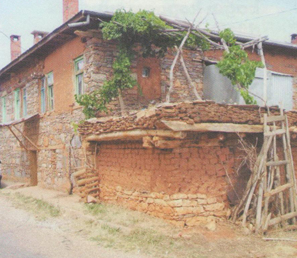 Senede Bir-İki Kez Evleri