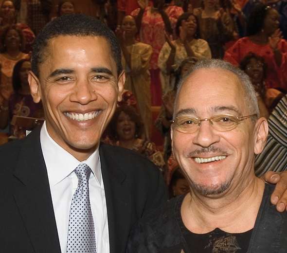Obama`nın Papazı Aldı Eline Sazı