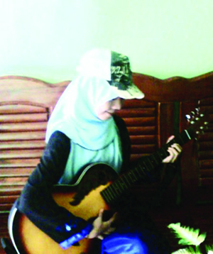 Çalıştığı Her Konuyu Gitarıyla Besteliyor